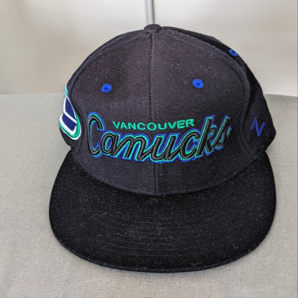 Old school Men's Vancouver Canucks Adjustable Sports Cap